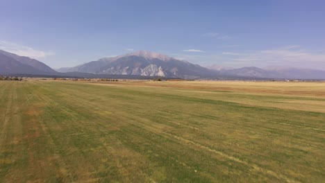 Tierras-De-Cultivo-Y-Volando-Hasta-La-Montaña-Colorado-4k-Drone