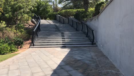 Sendero-De-Ladrillos-Con-Escaleras-Y-Hierba-Verde-Al-Costado-Durante-El-Día