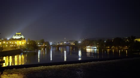 Prager-Nationaltheater-Am-Flussufer-Der-Moldau-Bei-Nacht,-Engerer-Bildausschnitt