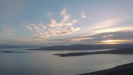 Tour-De-Reyykjavik-A-Los-Fiordos-Del-Oeste-De-Islandia---Vista-Panorámica-De-Las-Islas-Pacíficas-Rodeadas-De-Agua-En-Los-Fiordos-Del-Oeste-Al-Atardecer---Tiro-Aéreo-Con-Drones