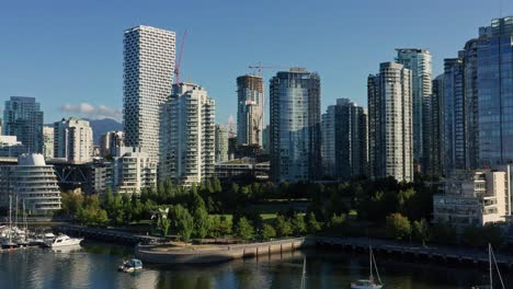 Drohnen-Introaufnahme-Aus-Der-Luft-Mit-Blick-Auf-Das-Stadtbild-Von-Vancouver,-Das-Sich-Auf-Mehrere-Wolkenkratzer-Zubewegt---Kanada