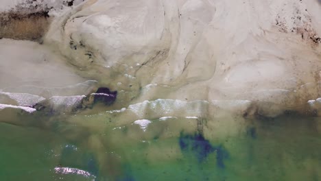 Luftaufnahme:-Aufnahme-Des-Ozeans-Und-Muster-Im-Sand-Von-Oben-Nach-Unten