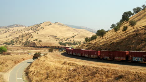 Ein-Güterzug-Der-Union-Pacific-Rollt-über-Die-Gleise-Und-Transportiert-Fracht-Durch-Südkalifornien-–-Luftaufnahme