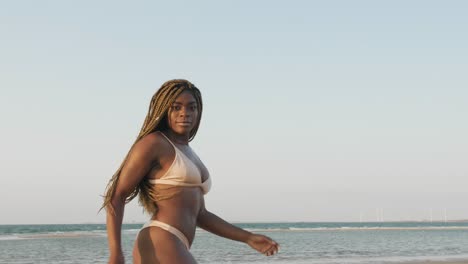 Schönes-Schwarzes-Model-Posiert-Am-Strand-Mit-Einem-Bikini-Set