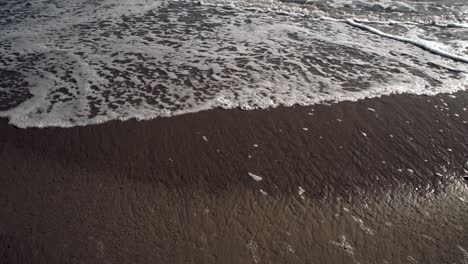 Wellen-Krachen-An-Einem-Kalifornischen-Strand