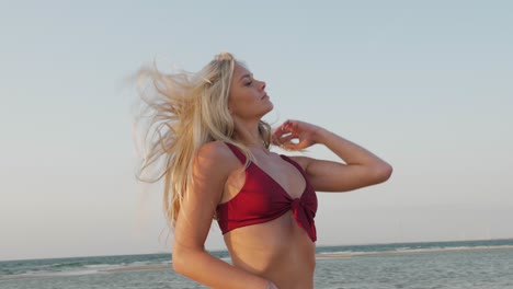 Bella-Modelo-Rubia-Posando-En-La-Playa-En-Bikini