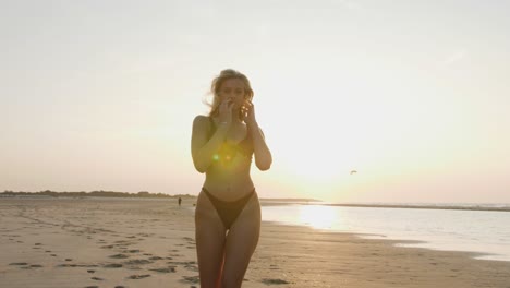 Schönes-Blondes-Modell,-Das-Am-Strand-In-Einem-Bikini-Set-Posiert