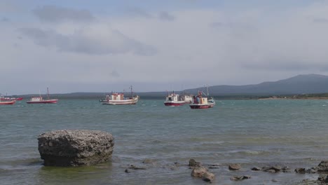 Zeitraffer-Der-Wenigen-Alten-Boote,-Die-In-Der-Bucht-Von-Punta-Arenas,-Chile,-Verankert-Sind
