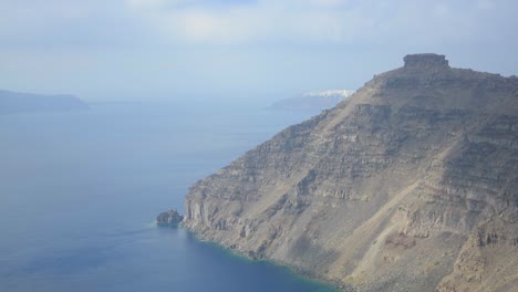 Die-Schatten-Der-Wolken,-Die-über-Einen-Kargen-Bereich-Der-Santorini-caldera-In-Griechenland-Ziehen