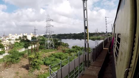 Blick-Auf-Den-Fahrenden-Zug-In-Chennai,-Indien