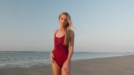 Schönes-Blondes-Modell,-Das-Am-Strand-In-Einem-Bikini-Set-Posiert