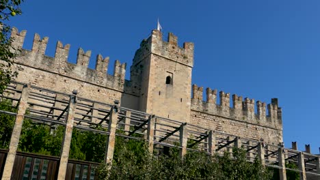 Detail-of-the-main-tower-of-a-Medieval-Castle-in-Torri-del-Benaco,-Lake-Garda---Lake-Como---Italy