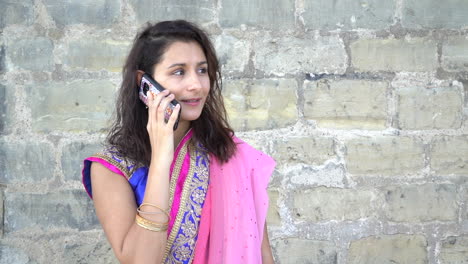 Mujer-Joven-Hablando-Por-Teléfono-Móvil