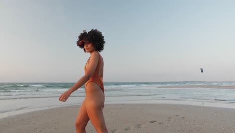 Süßes-Mulattenmodel,-Das-Am-Strand-In-Einem-Bikini-Set-Posiert