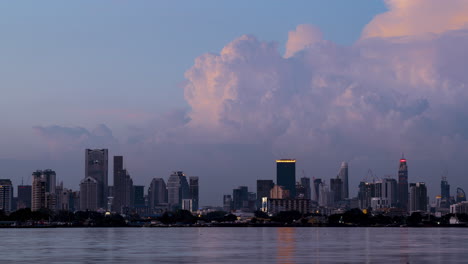Ein-Zeitraffer-Von-Sturmwolken,-Die-über-Die-Skyline-Von-Bangkok-Hereinrollen