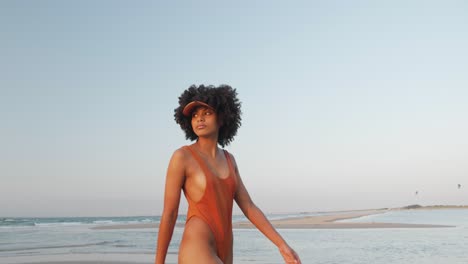 Linda-Modelo-Mulata-Posando-En-La-Playa-En-Bikini