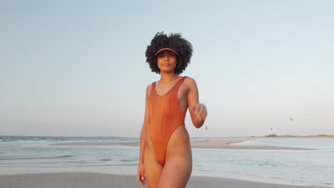 Süßes-Mulattenmodel,-Das-Am-Strand-In-Einem-Bikini-Set-Posiert