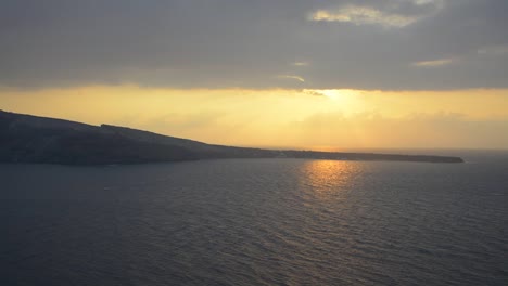 Sunset-from-the-mountainside-of-Oia,-Santorini,-Greece