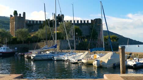Medieval-Castle-harbour-scene-in-Torri-del-Benaco,-Lake-Garda---Lake-Como---Italy