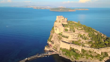 Drohnenaufnahmen-Von-Castle-Aragonese-In-Ischia,-Italien