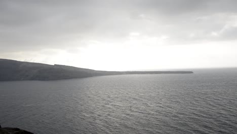 Der-Wind-Weht-über-Das-Meer,-Als-Es-In-Eine-Caldera-Eintritt,-Aufgenommen-Aus-Santorini,-Griechenland