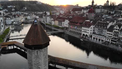 Luftbild-Von-Luzern,-Schweiz-Bei-Sonnenuntergang-Beim-überqueren-Der-Kappelbrücke-In-Richtung-Altstadt