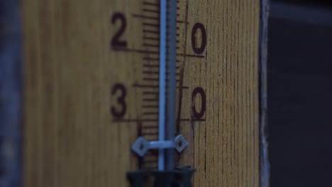 Hölzernes-Celsius-thermometer-Mit-Blauer-Skala-Und-Hirschzeichnung-Auf-Der-Oberseite-Bei-Kaltem-Wetter