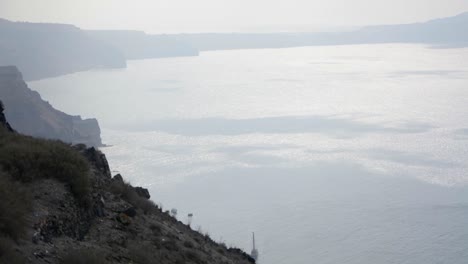 Wind-Weht-Das-Wasser-In-Der-Caldera-Eines-Vulkans-Auf-Santorini,-Griechenland