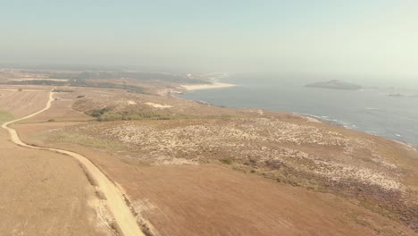Fliegen-über-Das-Festland,-Weg-Vom-Ozean,-Von-Porto-Covo-In-Portugal