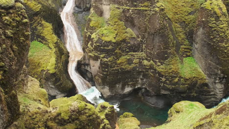 Wasserfall-In-Der-Nordischen-Flussschlucht-Fjadrargljufur