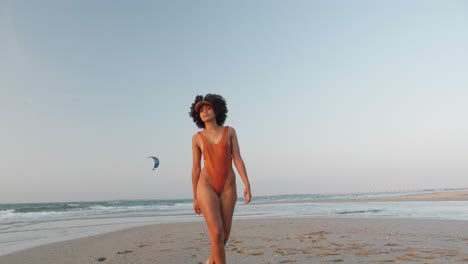 Linda-Modelo-Mulata-Posando-En-La-Playa-En-Bikini