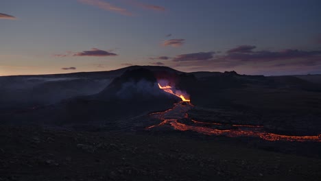 El-Lugar-De-La-Erupción-Del-Volcán-Geldingadalir-En-La-Montaña-Fagradalsfjall-En-La-Península-De-Reykjanes-En-Islandia---Plano-General
