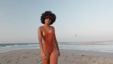 Cute-mulatto-model-posing-at-the-beach-in-a-bikini-set
