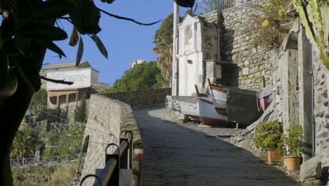 Slowmotion-view-of-Manarola,-Cinque-Terre,-during-a-sunny-day