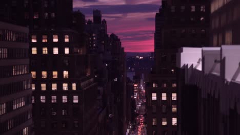 Rosafarbener-Sonnenuntergang,-Der-Durch-Gebäude-In-New-York-City-Späht
