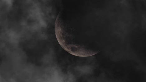 Vergrößern,-Mond-Bei-Nacht-Mit-Dunklen-Wolken-Ringsum