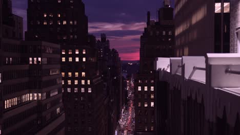 Sonnenuntergang-In-New-York-City-Mit-Fließendem-Verkehr-Unten