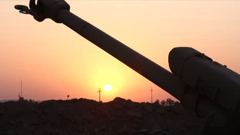 Schwere-Artillerie-Während-Des-Sonnenuntergangs