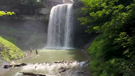 Erkundung-Eines-Wasserfalls-Im-Sommer