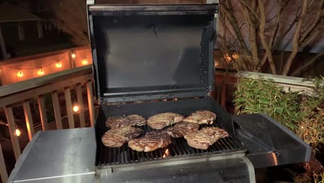 Steaks-Brutzeln-Auf-Dem-Grill-Mit-Aufsteigendem-Rauch