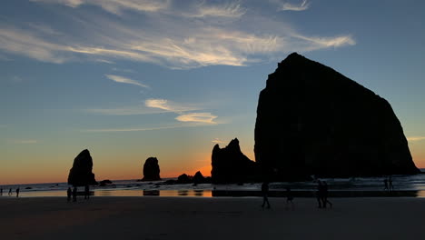 Time-lapse-on-the-Oregon-coast-of-Haystack-Rock-during-an-amazing-sunset