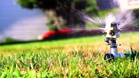 Sprinkler-in-the-summertime-in-the-Mighigan-outdoors,-HD-1080p