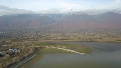 Forward-Drohne-Schoss-Während-Der-Goldenen-Stunde-über-Einen-See-In-Griechenland