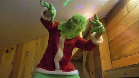 Grinch-Weihnachtsfigur-Tanzt-In-Zeitlupe