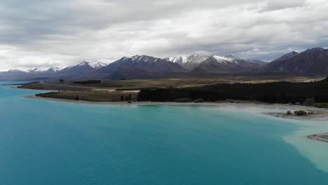 Vuelo-De-Drones-Sobre-El-Lago-Tekapo-En-La-Isla-Sur-De-Nueva-Zelanda