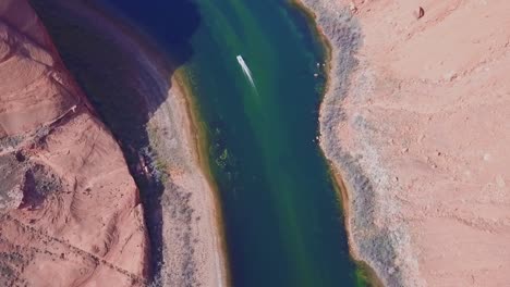 Aerial-shot-of-boats-on-the-river-in-a-canyon