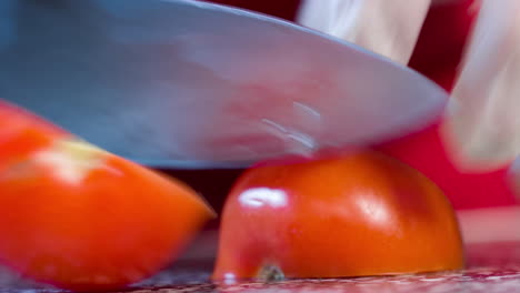Hermosa-Foto-Macro-De-Un-Chef-Cortando-Tomates-Cherry-En-Su-Tabla-De-Cortar