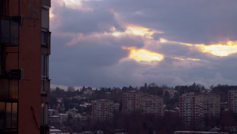 Schwere-Wolken-Blockieren-Die-Sonne-über-Den-Roten-Gebäuden-Des-Sozialen-Wohnungsbaus