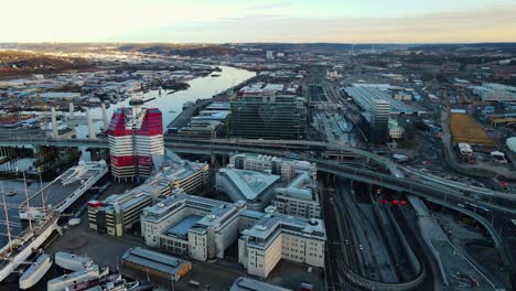 Gotaalv-Brücke,-Hisings-Brücke-Mit-Lilla-Bommen-Gebäude-In-Der-Nähe-Des-Goteborger-Hauptbahnhofs-In-Göteborg,-Schweden