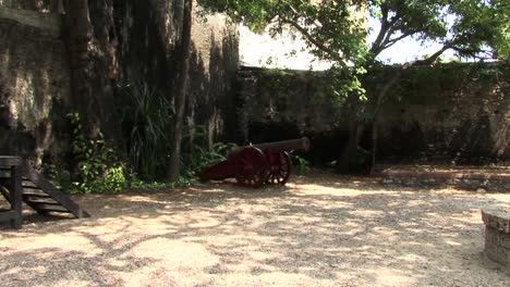 Colonial-cannon-in-Cartagena,-Colombia